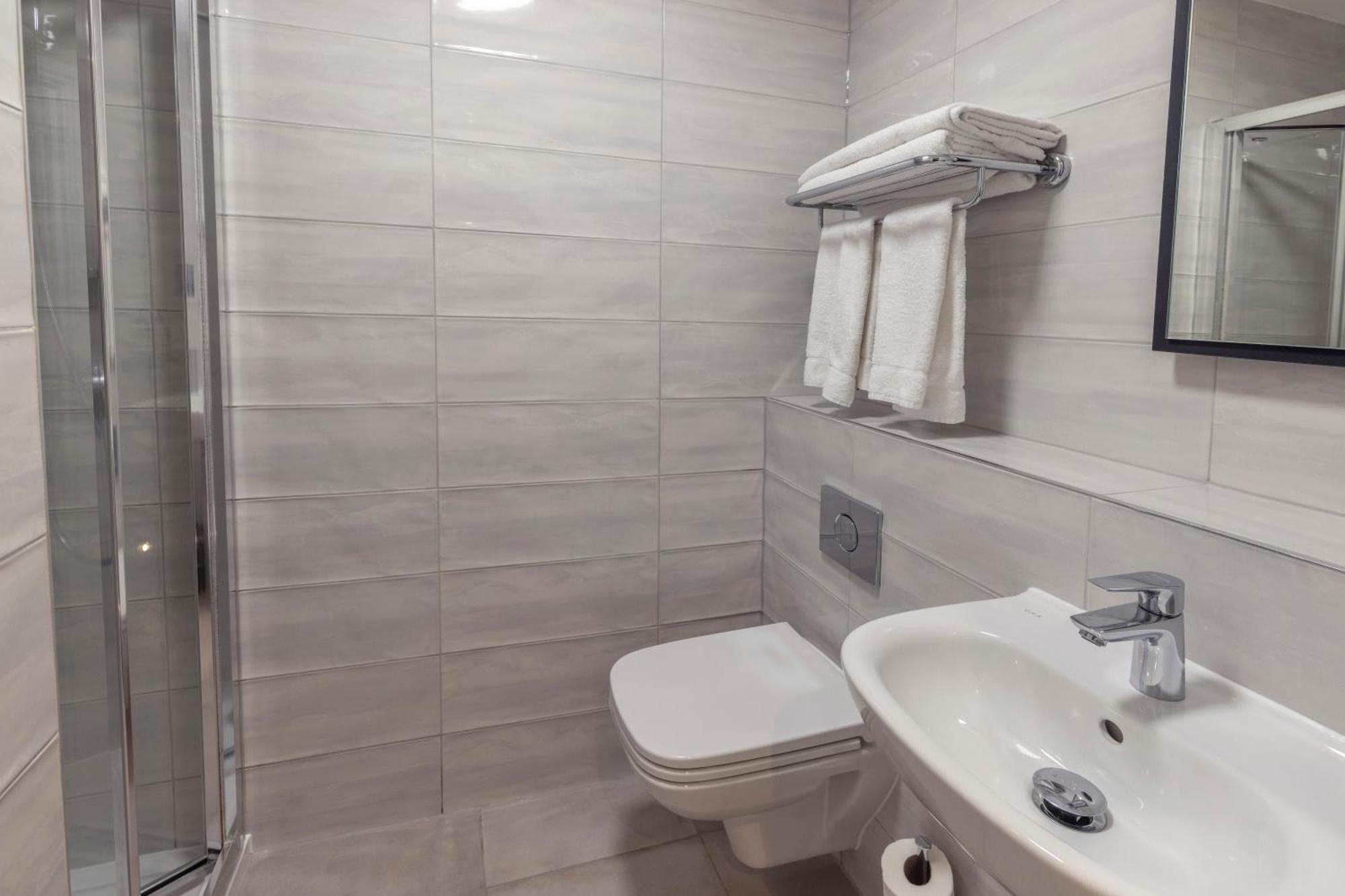 Best Western Kensington Olympia Hotel London Exterior photo